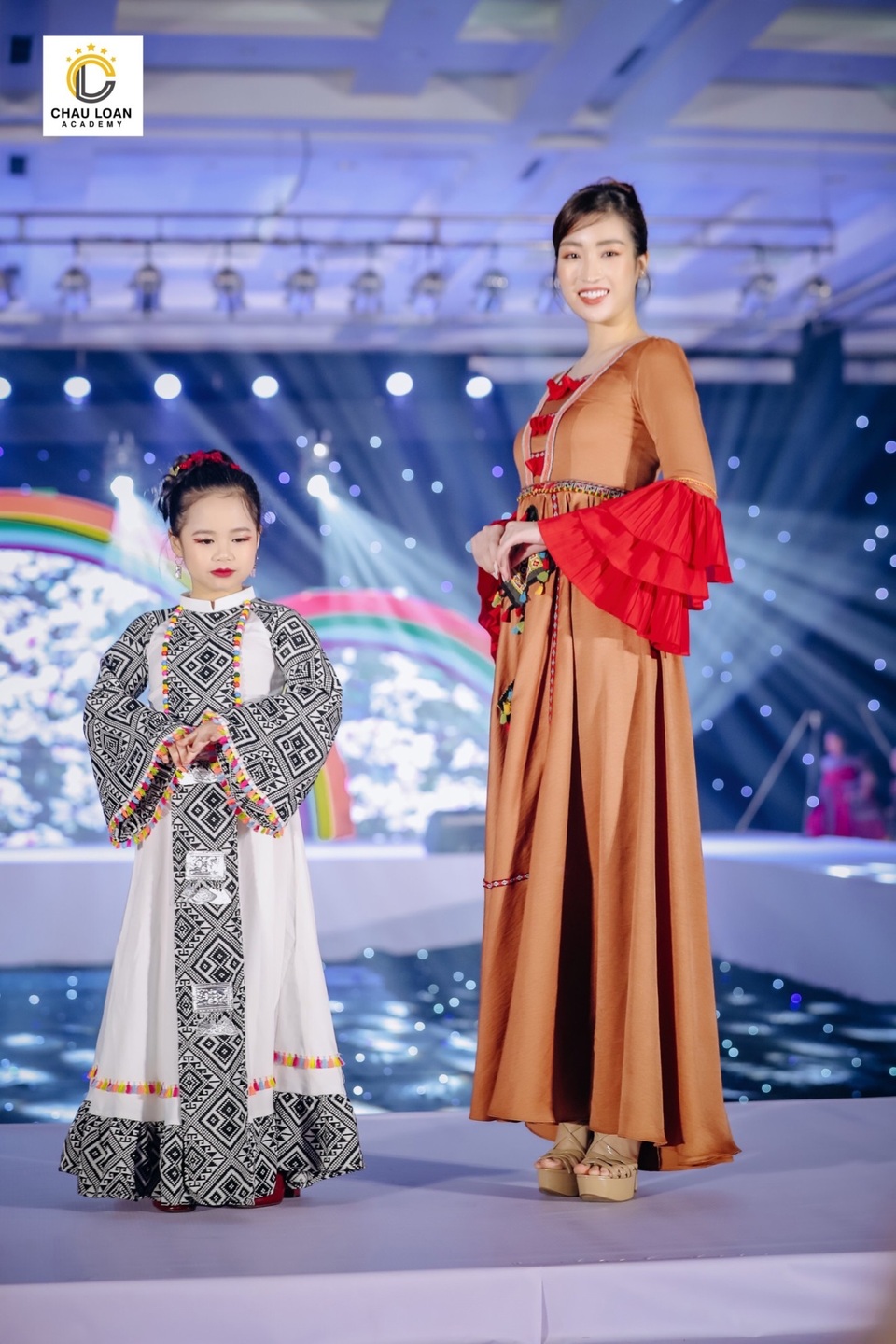 Á hậu nhí Thế giới Trần Thị Hoàng Vân hát mở màn show diễn Thiên đường giấc mơ - 2