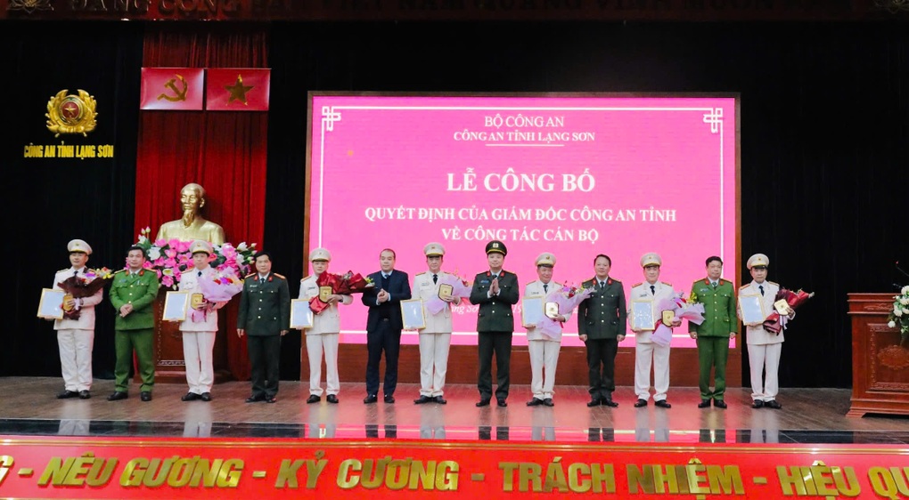 13 trưởng, phó phòng thuộc Công an tỉnh Lạng Sơn nghỉ hưu trước tuổi - 1 13 trưởng, phó phòng thuộc Công an tỉnh Lạng Sơn nghỉ hưu trước tuổi - 1