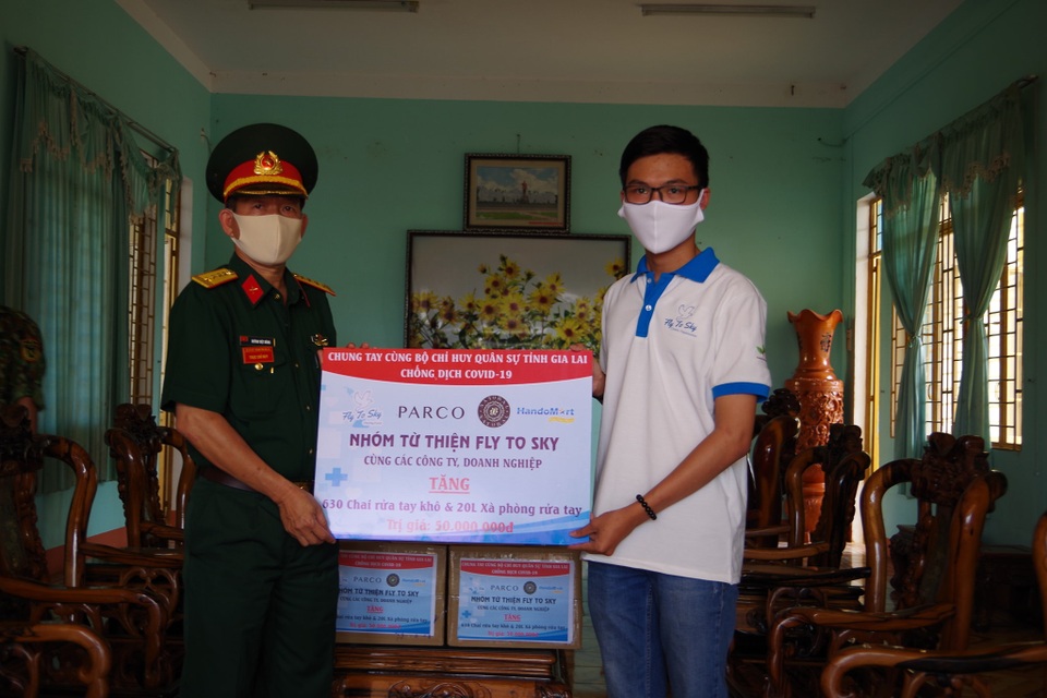 Học sinh đi xin nước rửa tay, khẩu trang về phát cho người dân phòng dịch - 1