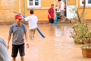 Thừa Thiên Huế: Gác việc nhà, thầy cô giáo lên dọn trường sau lũ