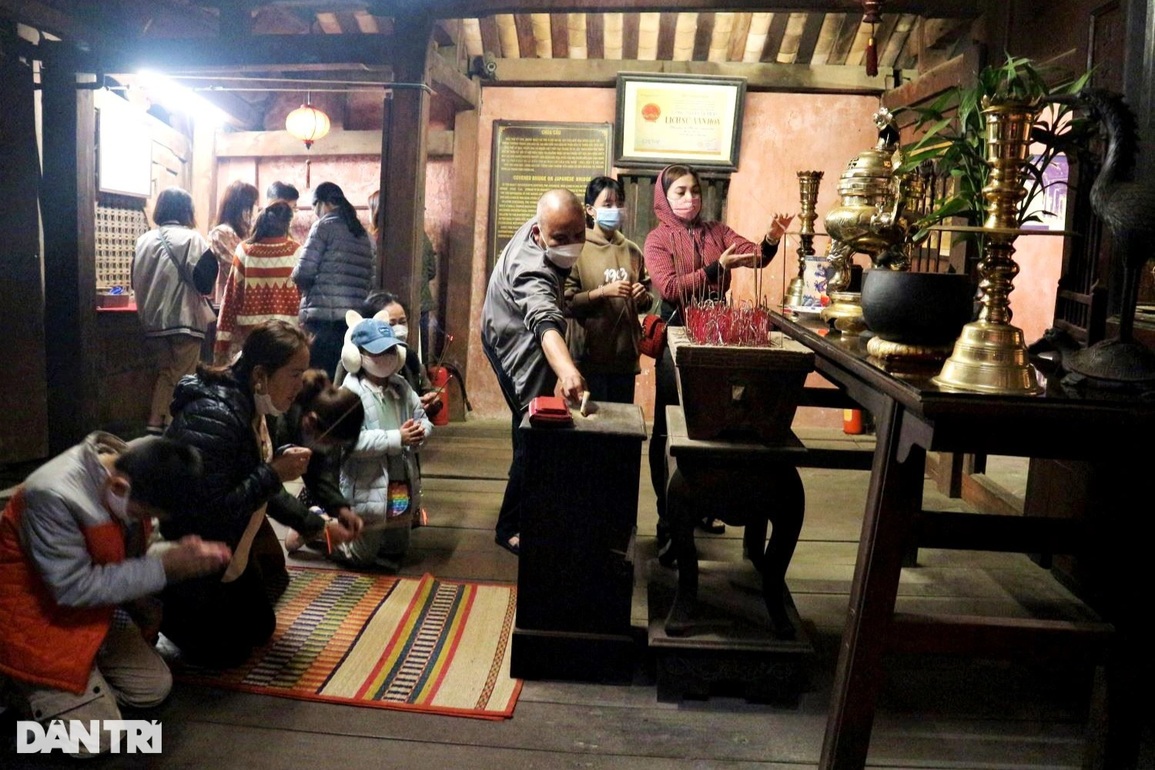 Du khách thả hoa đăng, cầu bình an trong đêm Tết Nguyên tiêu Nhâm Dần 2022 - 5 Du khách thả hoa đăng, cầu bình an trong đêm Tết Nguyên tiêu Nhâm Dần 2022 - 5