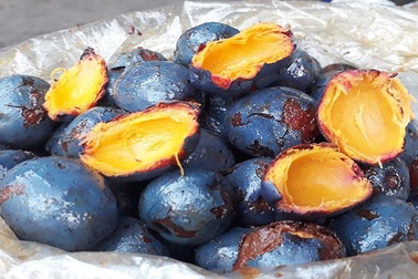 Bất ngờ với thứ quả quê đen sì, đắng chát khiến khách mê mẩn giành nhau mua