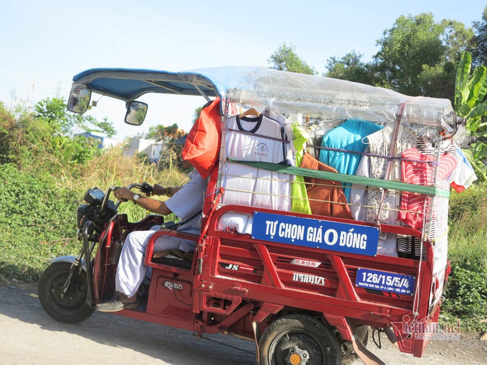 Cụ ông Sài Gòn mỗi ngày đi hơn 50 km bán quần áo giá 0 đồng - 7 Cụ ông Sài Gòn mỗi ngày đi hơn 50 km bán quần áo giá 0 đồng - 7
