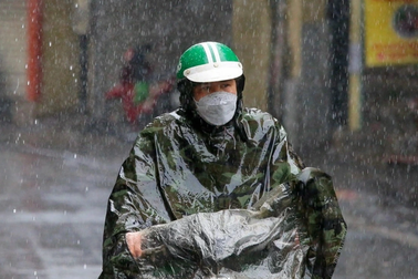 Mưa rét ở miền Bắc, cảnh báo triều cường ở miền Nam