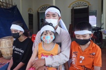 Khốn cùng người mẹ nghèo mắc u não chọn cái chết, để lại 5 con thơ