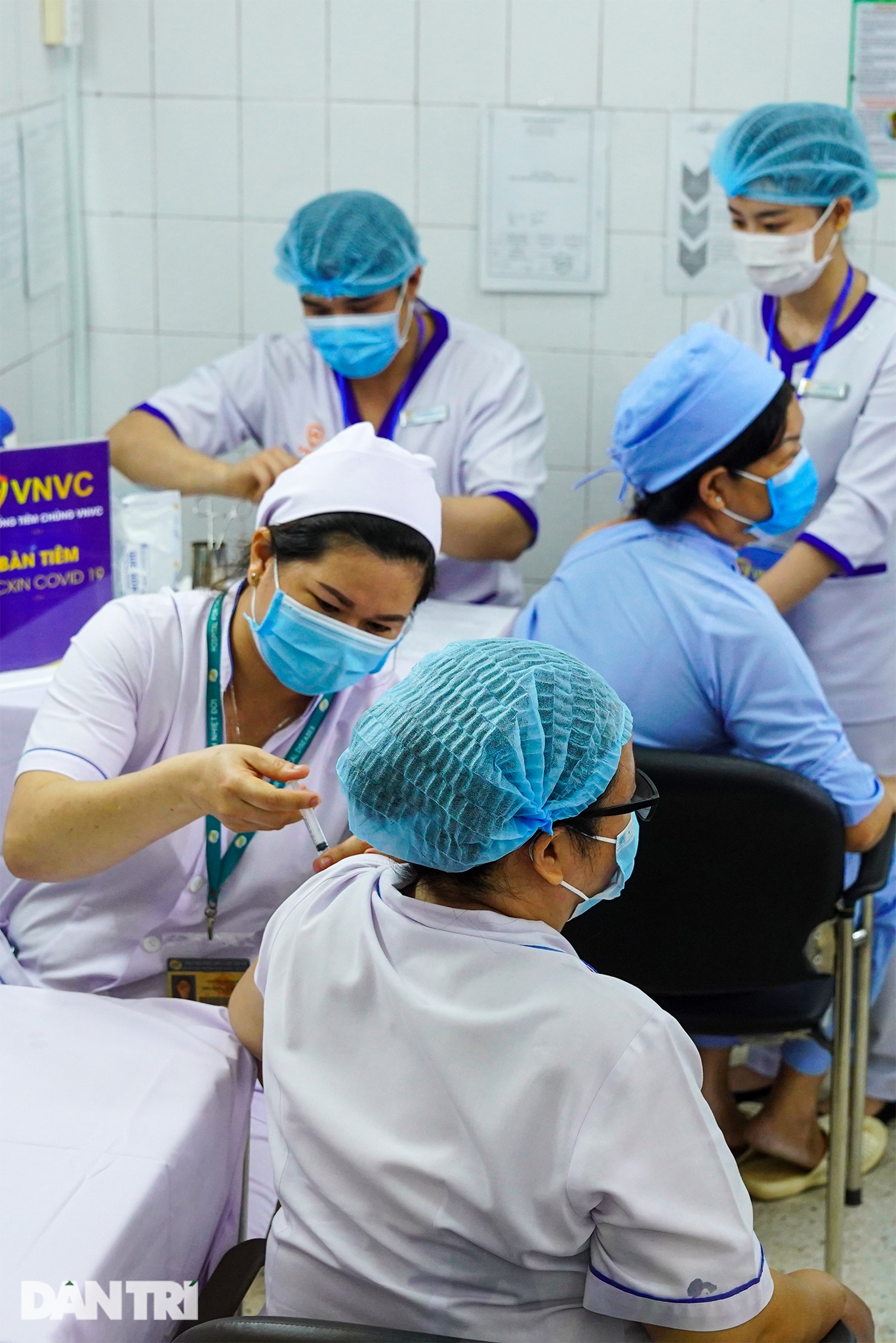 Giấc mơ đẹp của nữ bác sĩ được tiêm vắc xin ngừa Covid-19 đầu tiên - 17 Giấc mơ đẹp của nữ bác sĩ được tiêm vắc xin ngừa Covid-19 đầu tiên - 17
