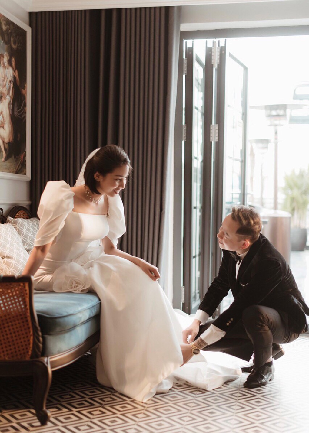Ảnh cưới lãng mạn của Tùng Dương Người phán xử với vợ 4 kém 12 tuổi - 5 Ảnh cưới lãng mạn của Tùng Dương Người phán xử với vợ 4 kém 12 tuổi - 5