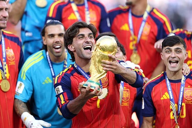Nhà vô địch World Cup 2026 Ferran Torres gia nhập PSG