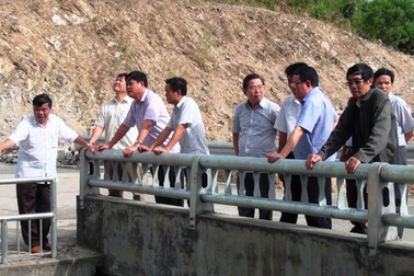 Khởi tố vụ án 3 thanh niên say rượu vô ý xả lũ