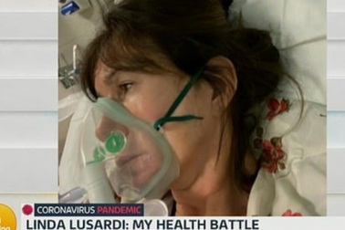 Người mẫu Linda Lusardi khóc khi nghĩ sắp chết vì Covid-19