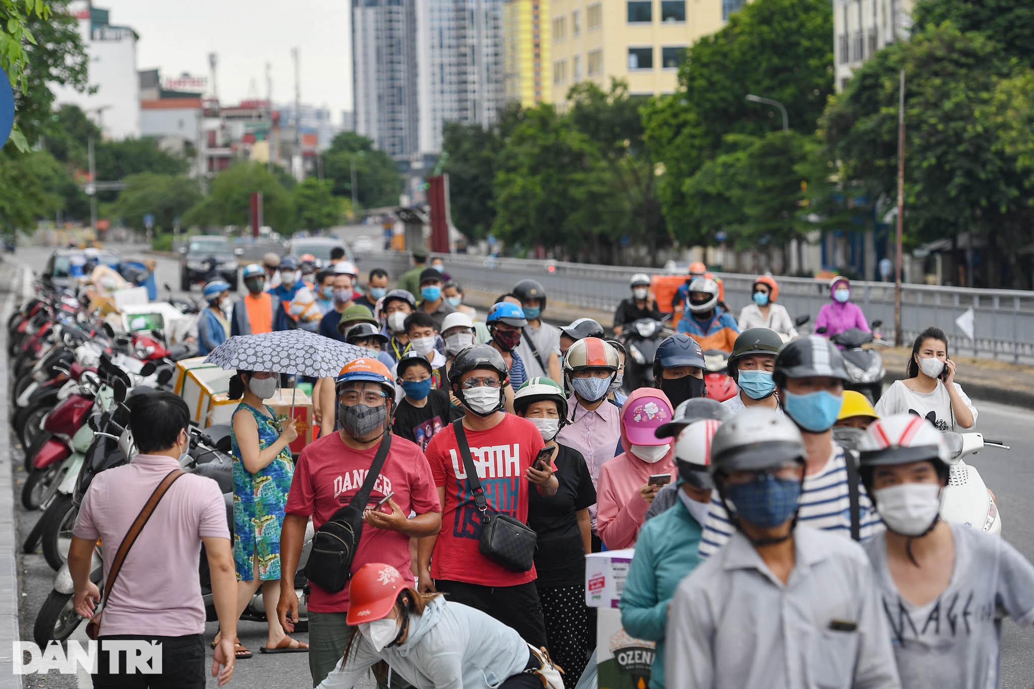 Phường Chương Dương cách ly thêm 14 ngày, cả trăm người ùn ùn gửi tiếp tế - 9 Phường Chương Dương cách ly thêm 14 ngày, cả trăm người ùn ùn gửi tiếp tế - 9