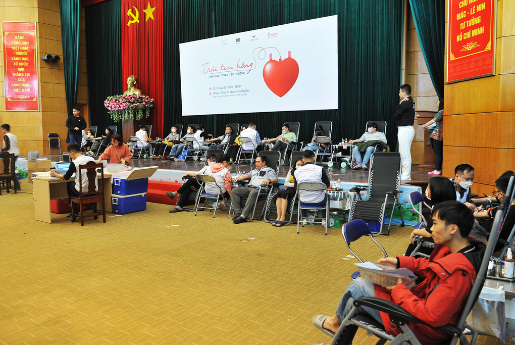 Hàng trăm người tham gia chương trình hiến máu do Insidemen phát động - 1 Hàng trăm người tham gia chương trình hiến máu do Insidemen phát động - 1