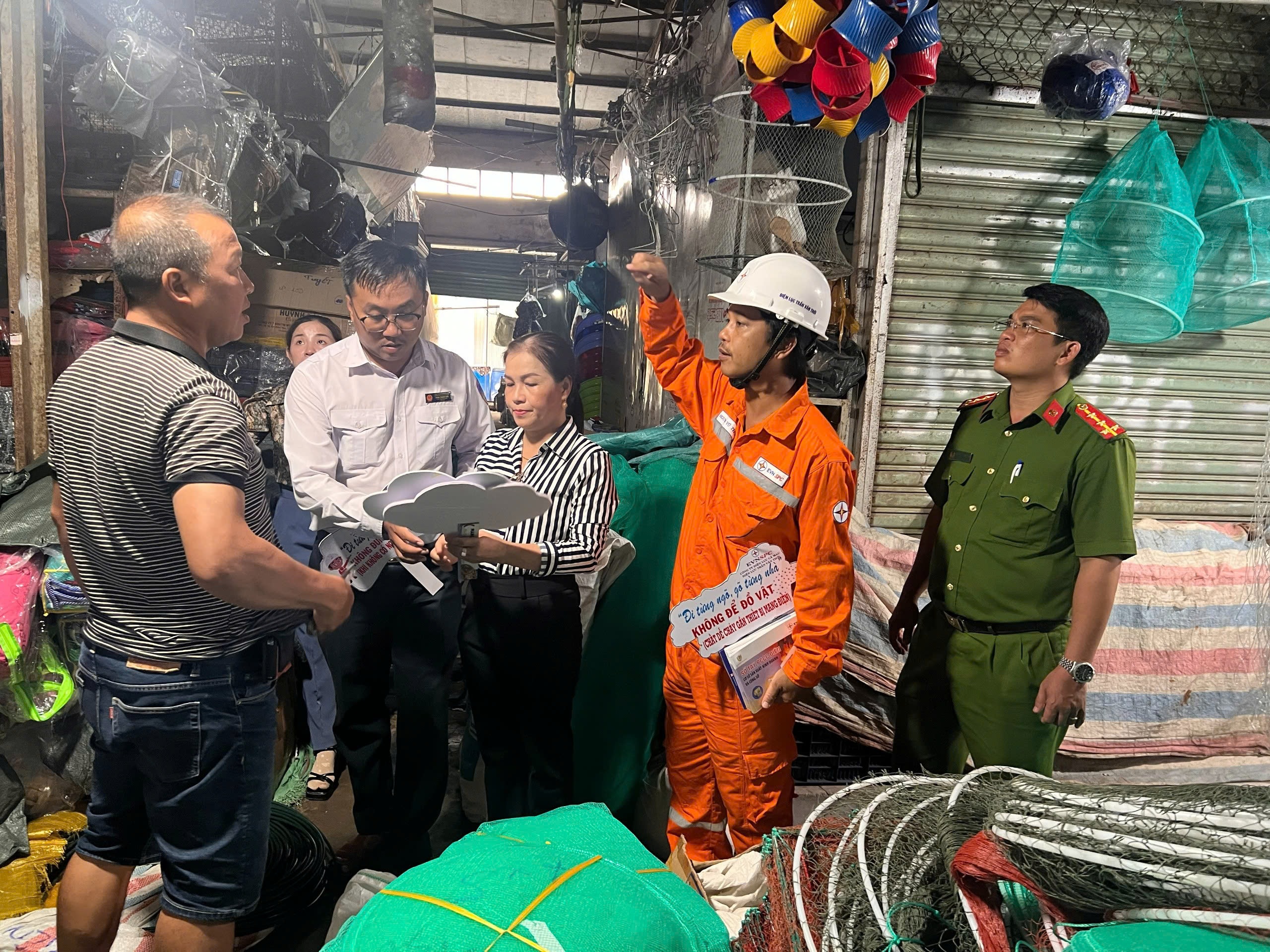 Ði từng ngõ, gõ từng nhà tuyên truyền, hướng dẫn sử dụng điện, đề phòng cháy nổ