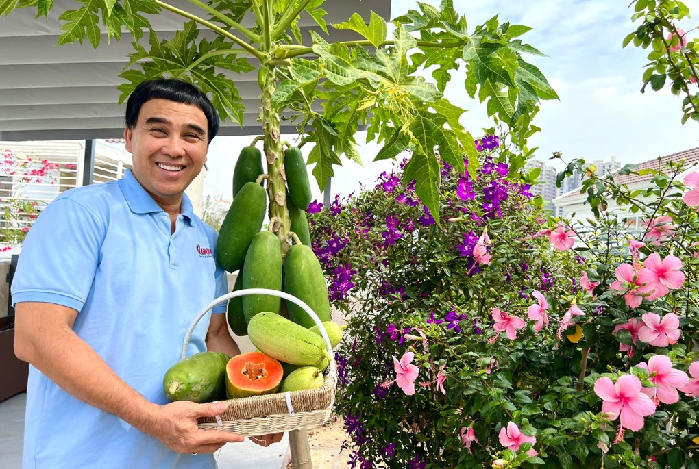 Quyền Linh sống mộc mạc, chăm cây, trồng hoa trong biệt thự 21 tỷ đồng - 8 Quyền Linh sống mộc mạc, chăm cây, trồng hoa trong biệt thự 21 tỷ đồng - 8