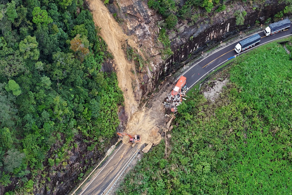 Lũ về nhanh, dân leo mái nhà chờ ứng cứu - 3