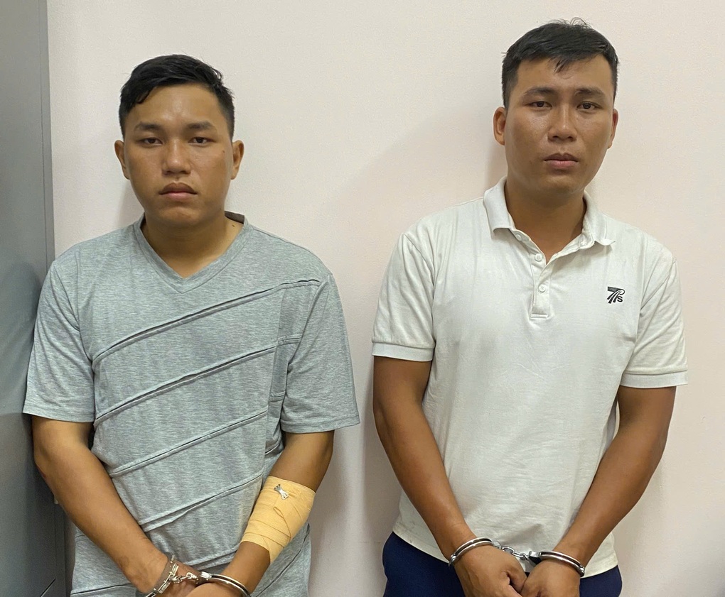 Hai nghi phạm dùng búa cướp tiệm vàng ở TPHCM sa lưới - 1 Hai nghi phạm dùng búa cướp tiệm vàng ở TPHCM sa lưới - 1