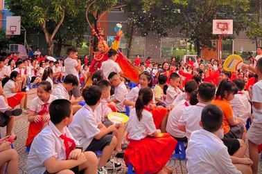 Phát hiện con bị “học chui” cả năm lớp 1, phụ huynh bất lực tìm trường mới