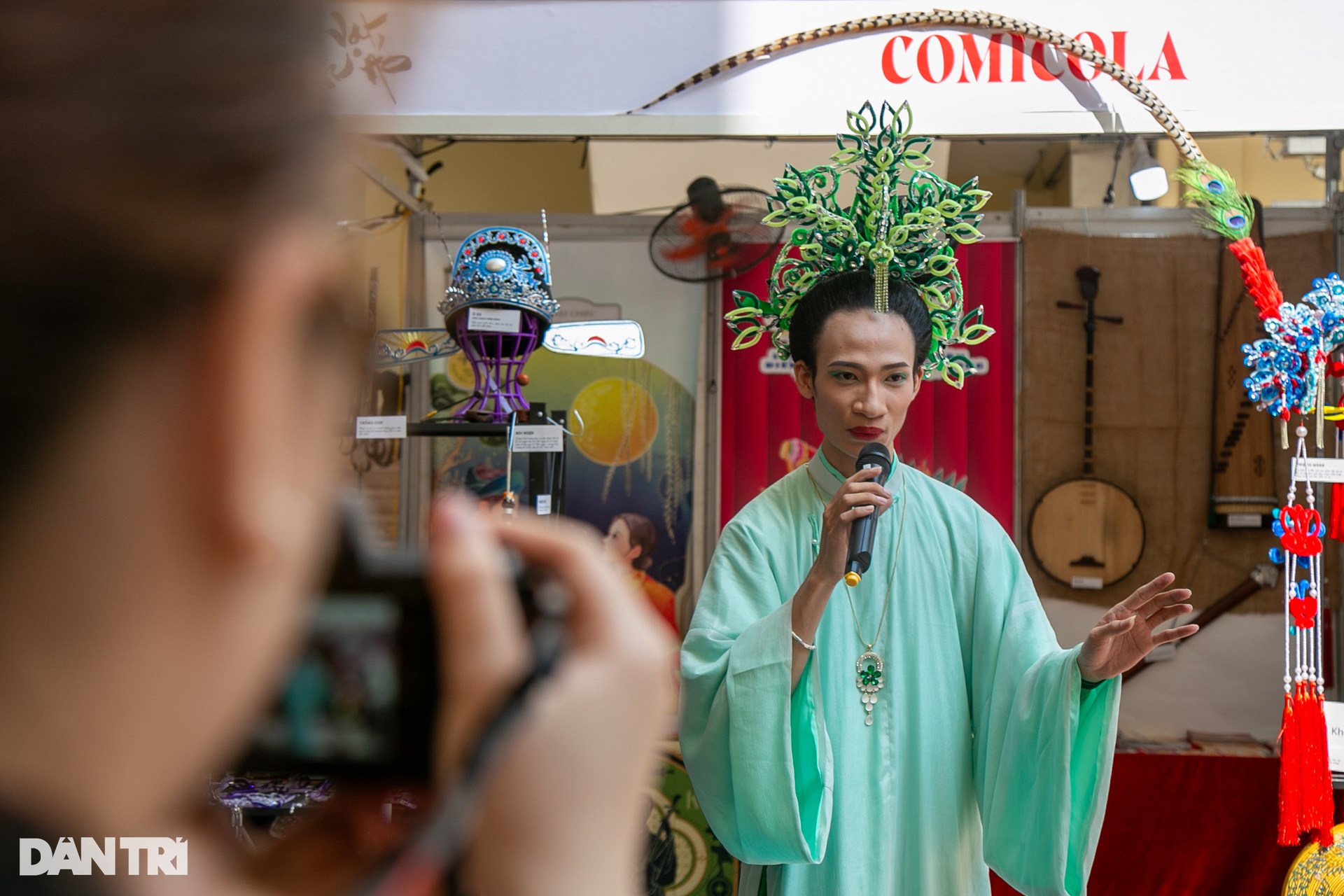 Hàng trăm bạn trẻ xúng xính Việt phục đi chơi hội - 6 Hàng trăm bạn trẻ xúng xính Việt phục đi chơi hội - 6