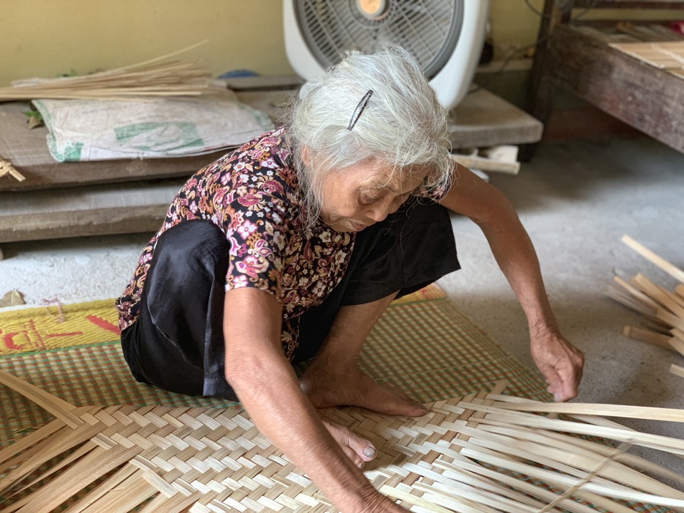 Thương 2 cụ tuổi 90 vẫn miệt mài ngồi đan cót lo từng bữa rau, bữa cháo cho con - 2 Thương 2 cụ tuổi 90 vẫn miệt mài ngồi đan cót lo từng bữa rau, bữa cháo cho con - 2