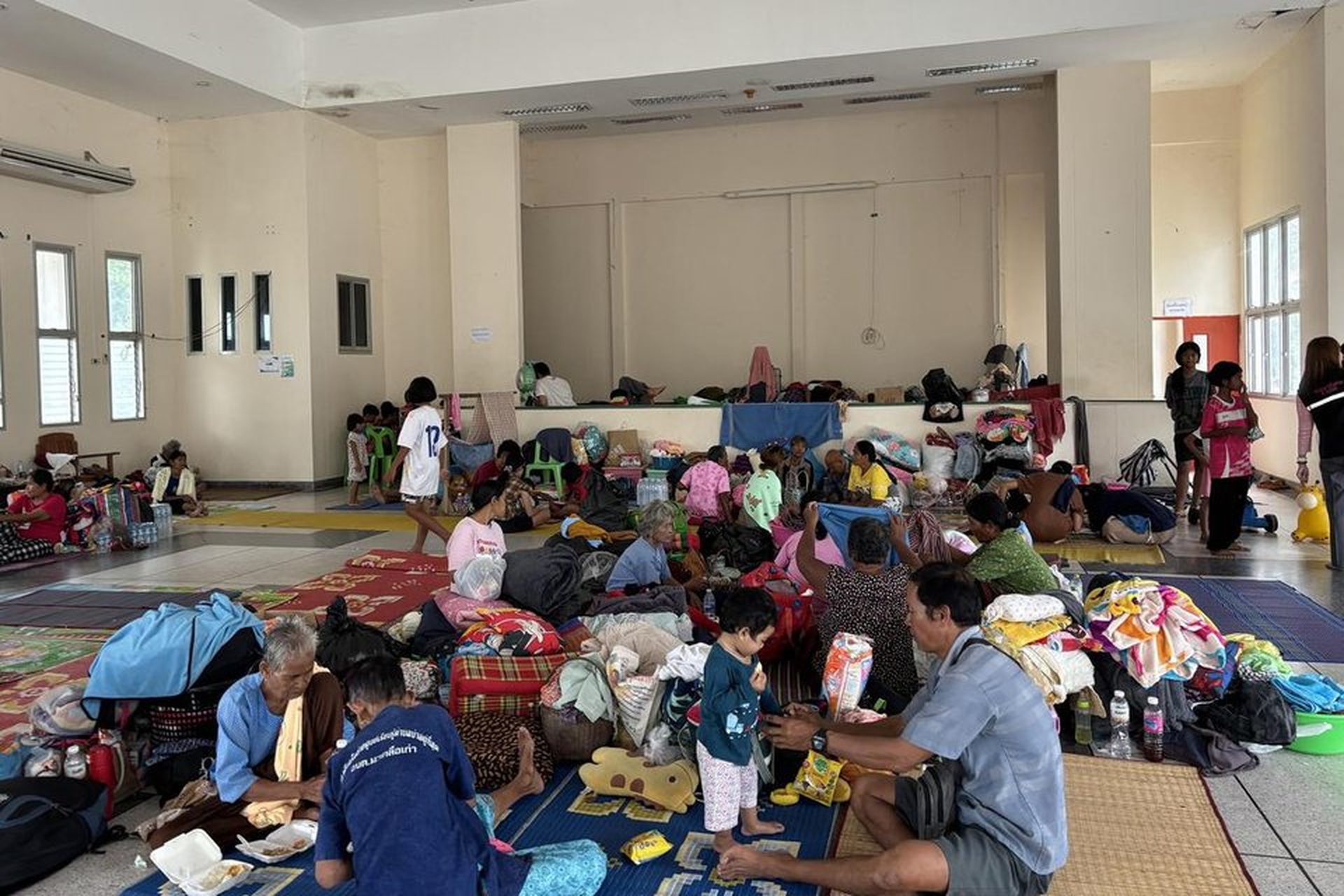 218.000 dân sơ tán, người Thái Lan, Campuchia mong mỏi được sớm về nhà - 1 218.000 dân sơ tán, người Thái Lan, Campuchia mong mỏi được sớm về nhà - 1