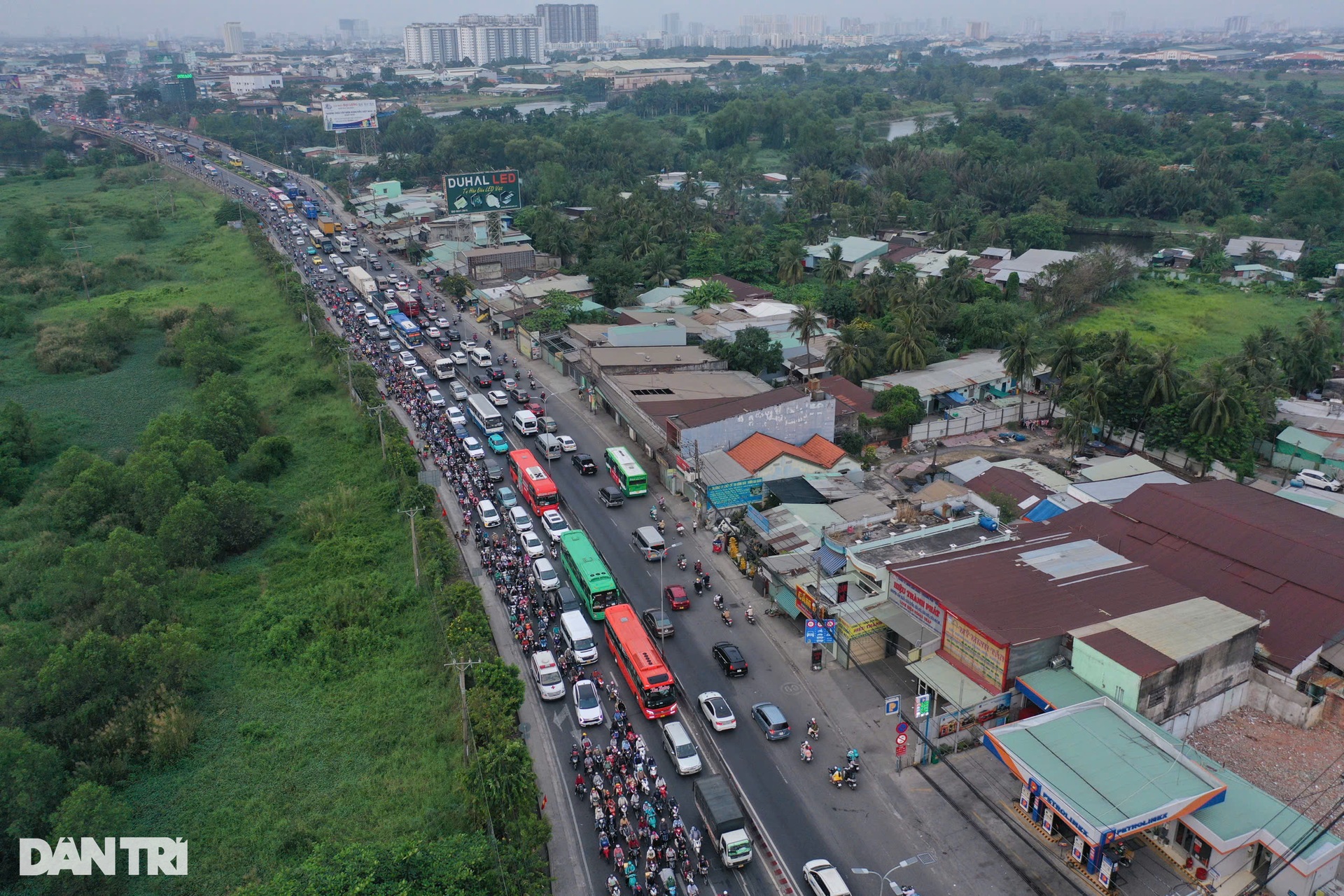 Cửa ngõ TPHCM, sân bay Tân Sơn Nhất kẹt cứng khi người dân về quê nghỉ Tết - 16 Cửa ngõ TPHCM, sân bay Tân Sơn Nhất kẹt cứng khi người dân về quê nghỉ Tết - 16