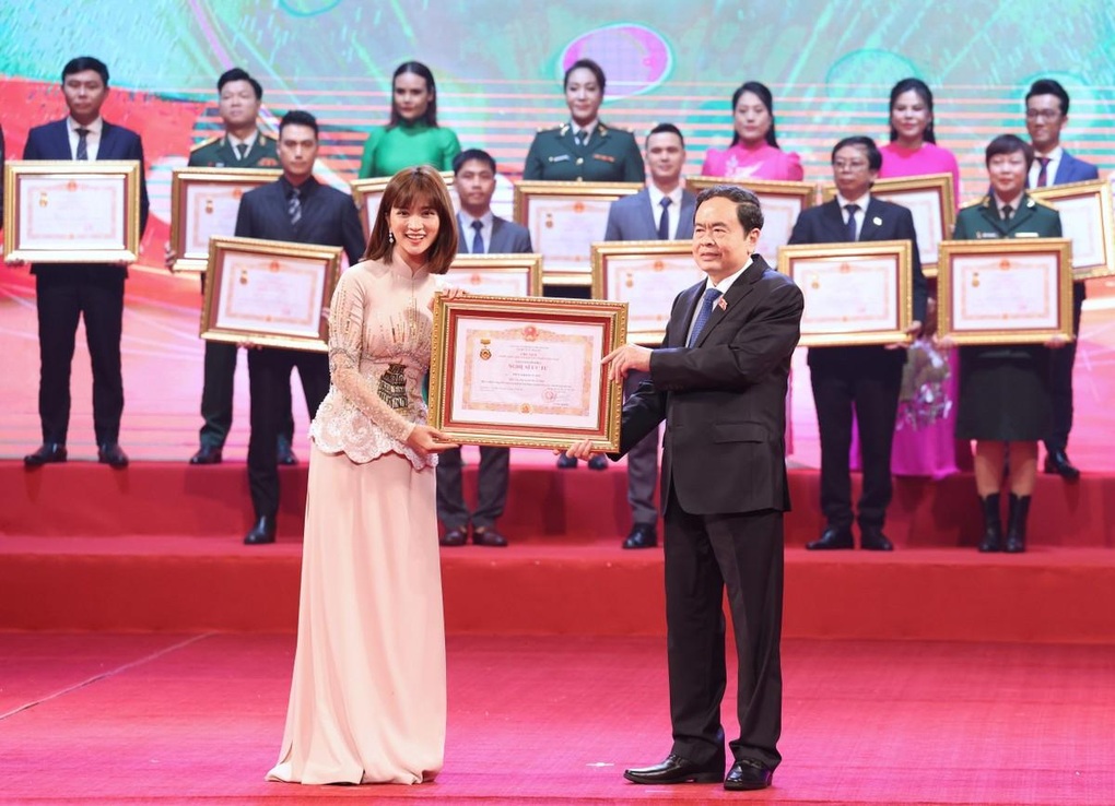 Trịnh Kim Chi dậy từ 4h, Ốc Thanh Vân từ Úc về để nhận danh hiệu NSND, NSƯT - 2 Trịnh Kim Chi dậy từ 4h, Ốc Thanh Vân từ Úc về để nhận danh hiệu NSND, NSƯT - 2