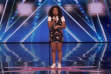 Cô bé ca hát để thoát nỗi cô đơn nhận được nút vàng