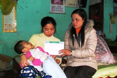 Người mẹ trẻ nuôi con dị tật nhận quà bạn đọc   