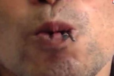 Kinh hãi xem người đàn ông ăn đinh