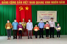 Trao 300 suất học bổng cho trẻ em có hoàn cảnh đặc biệt khó khăn