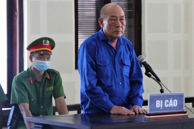 Đội trưởng chiếm đoạt tiền lương công nhân, trốn truy nã trong chùa