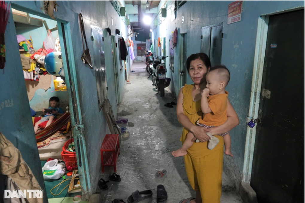 Công nhân không về quê, vui lễ trong nhà trọ chật hẹp - 3 Công nhân không về quê, vui lễ trong nhà trọ chật hẹp - 3