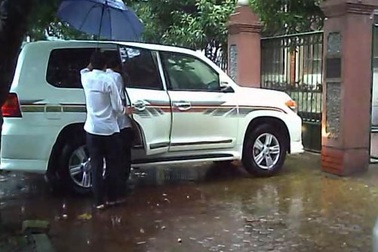 Vụ xe sang mang biển giả: Truy tìm địa chỉ làm BKS giả