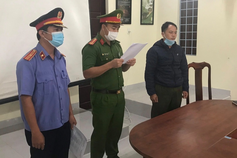 Hết Trạm trưởng đến Trạm phó kiểm lâm bị bắt vì nhận hối lộ từ lâm tặc - 1 Hết Trạm trưởng đến Trạm phó kiểm lâm bị bắt vì nhận hối lộ từ lâm tặc - 1