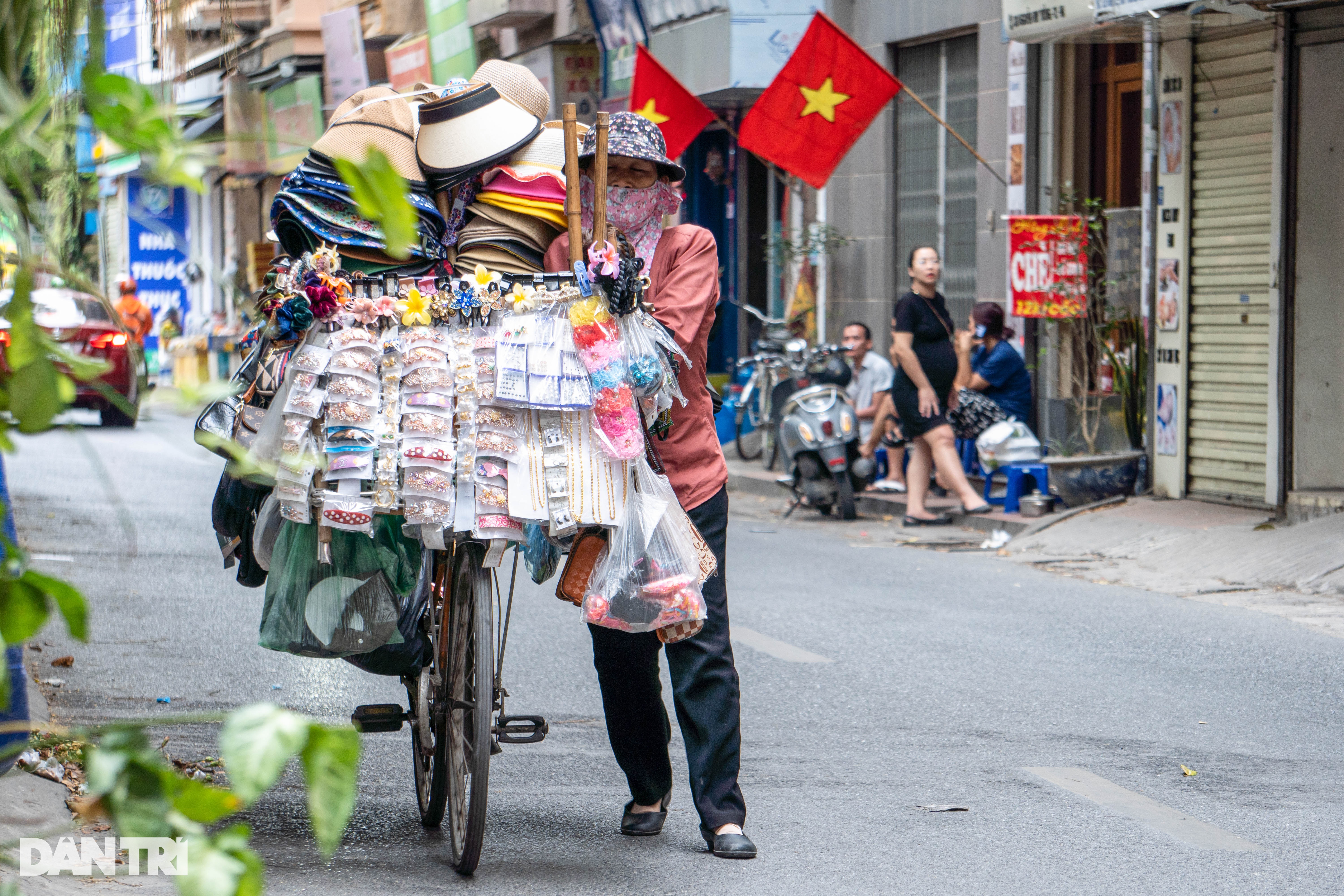 Người lao động miệt mài mưu sinh ở Hà Nội, quên ngày Quốc tế của mình - 10