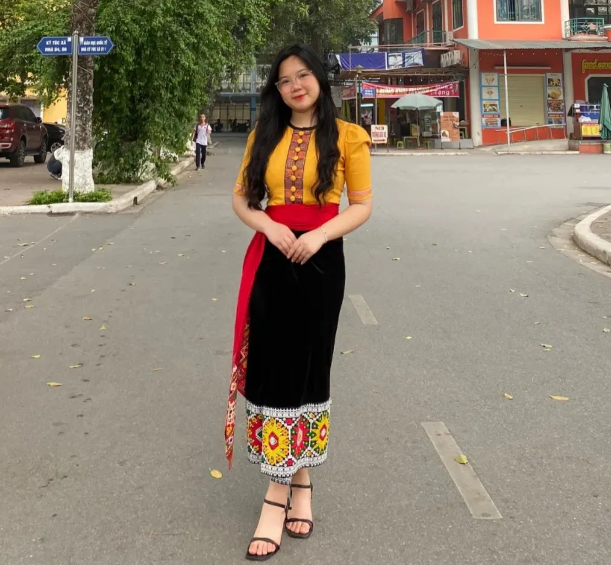 Nữ sinh dân tộc Khơ Mú miền núi Nghệ An giành học bổng 1 tỷ đồng - 11
