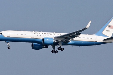 Chuyên cơ chở Phó tổng thống Mỹ hạ cánh khẩn cấp, nghi đâm phải chim