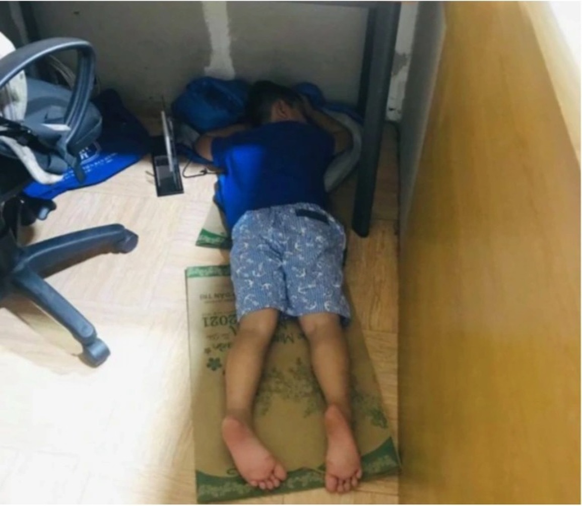 Cô giáo bế con giảng bài: Người xúc động, kẻ nói không chấp nhận - 2 Cô giáo bế con giảng bài: Người xúc động, kẻ nói không chấp nhận - 2