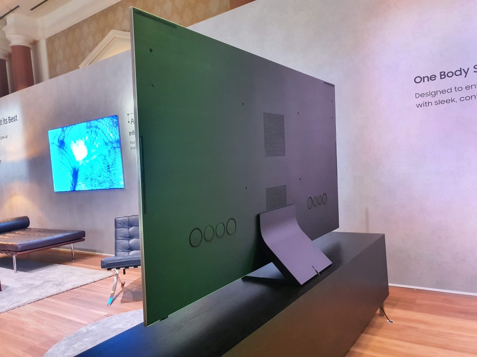 Cận cảnh TV 8K không viền màn hình của Samsung tại CES 2020 - 6 Cận cảnh TV 8K không viền màn hình của Samsung tại CES 2020 - 6