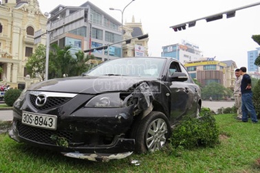 Xế hộp “bại trận” trước trụ đèn tín hiệu giao thông