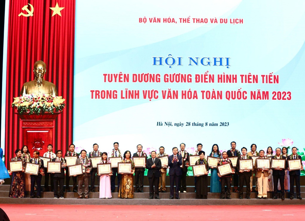 Nhạc sĩ Đỗ Hồng Quân, HLV Mai Đức Chung được vinh danh ở lĩnh vực văn hóa - 6 Nhạc sĩ Đỗ Hồng Quân, HLV Mai Đức Chung được vinh danh ở lĩnh vực văn hóa - 6
