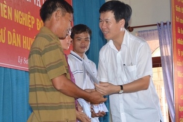 Nhân dân TPHCM tiếp sức ngư dân Lý Sơn bám biển