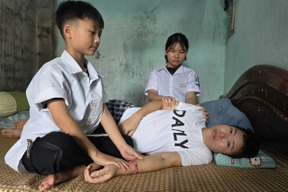 Mẹ nghèo mắc ung thư máu: “Em không muốn chồng con mắc thêm nợ”