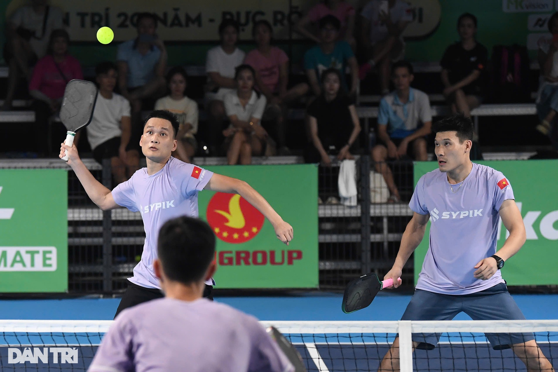 Rực rỡ các trận cầu đinh ngày thi đấu thứ 2 giải pickleball báo Dân trí - 12 Rực rỡ các trận cầu đinh ngày thi đấu thứ 2 giải pickleball báo Dân trí - 12