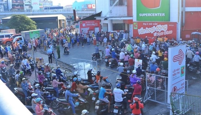 Nhìn cảnh người dân TP.HCM chen nhau đi siêu thị &quot;rùn mình&quot; nếu như trở thành ngày &quot;siêu lây nhiễm&quot; - Ảnh 12.