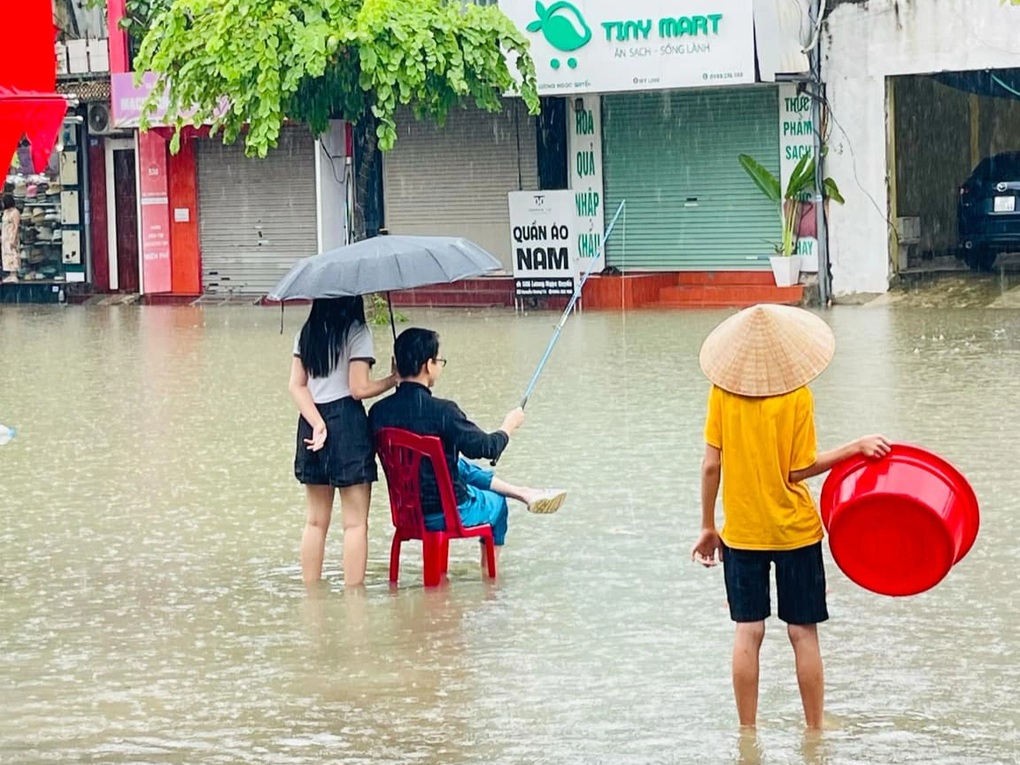 Bi hài cảnh người dân ở Thái Nguyên câu được cá to giữa đường - 2 Bi hài cảnh người dân ở Thái Nguyên câu được cá to giữa đường - 2
