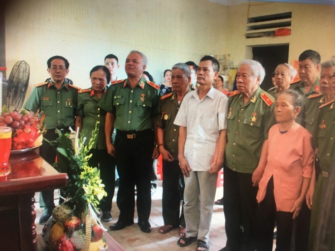 Đoàn công tác thắp hương tưởng nhớ đồng đội.