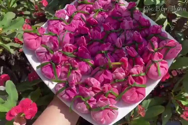 Làm hoành thánh bằng thanh long ruột đỏ bán không kịp nghỉ tay