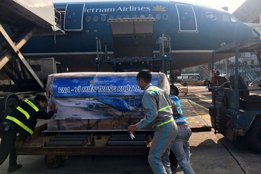 Máy bay vận chuyển khẩn cấp 30 tấn lương khô cứu trợ miền Trung