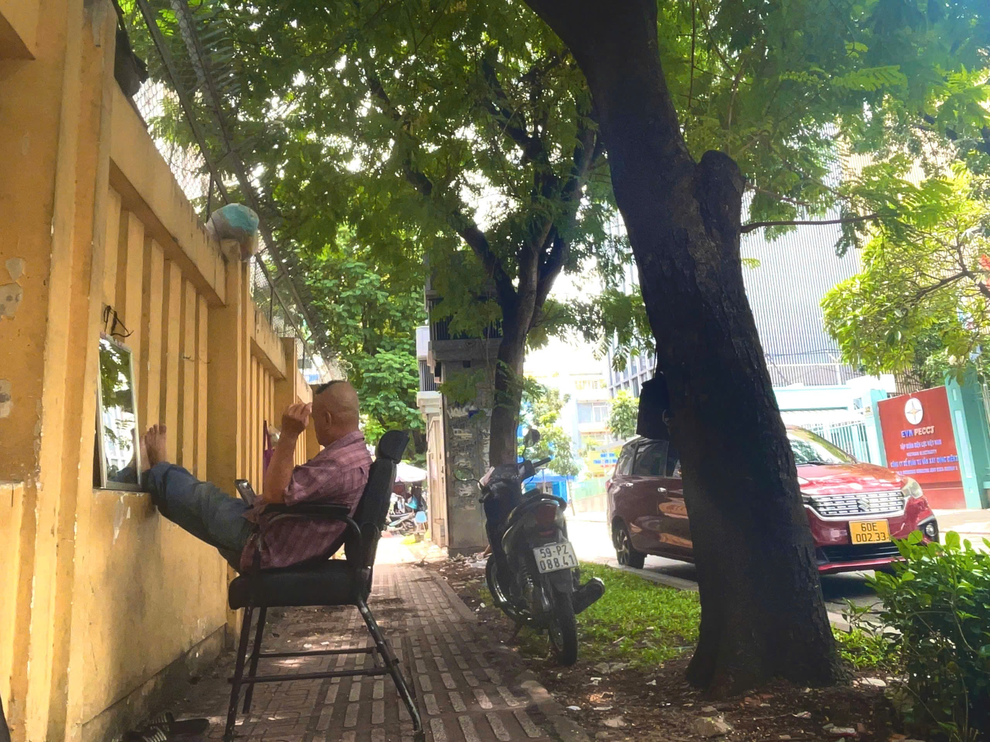 Người thợ 30 năm bám hè đường với tiệm tóc 3 không” - 1 Người thợ 30 năm bám hè đường với tiệm tóc 3 không” - 1